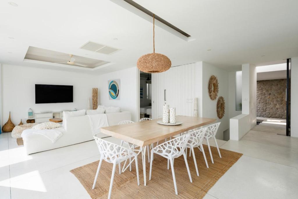 Ocean Serenity 3 bd inifity pool with unreal views的电视和/或娱乐中心