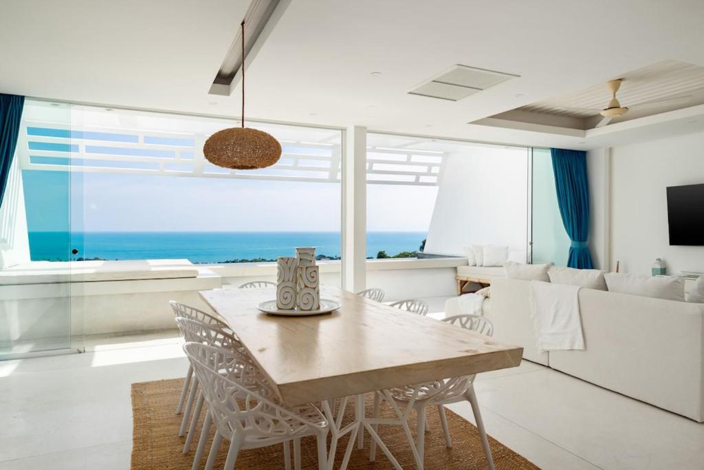 班阁库安Ocean Serenity 3 bd inifity pool with unreal views的一间带桌椅的海景用餐室