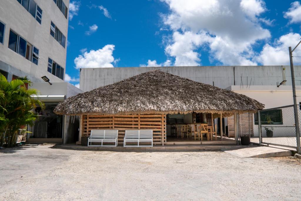 una capanna con due sedie e un tetto di paglia di Hotel Gran Real Punta Cana a Punta Cana