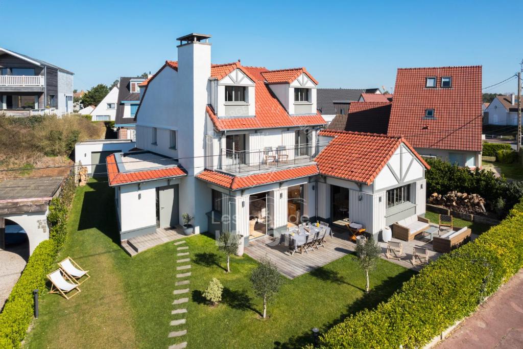 une vue aérienne d'une maison avec une cour dans l'établissement Villa Atlantique, à Le Touquet-Paris-Plage