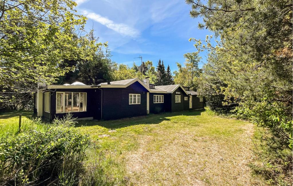 eine Hütte mitten in einem Hof mit Bäumen in der Unterkunft 3 Bedroom Cozy Home In Fårevejle in Fårevejle