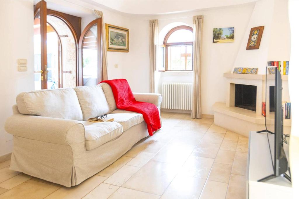 un salon avec un canapé et une cheminée dans l'établissement Villa Trulli Carolina by Villa Plus, à Noci