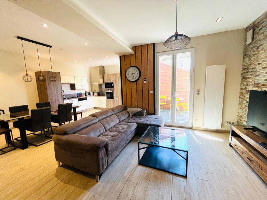 un salon avec un canapé et une table dans l'établissement Le calme à proximité immédiate du centre ville, à Avignon