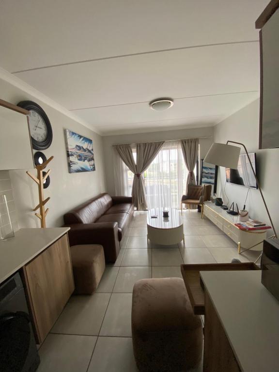 un soggiorno con un divano e un tavolo di The Blyde Lifestyle Resort Luxury Pozi a Pretoria