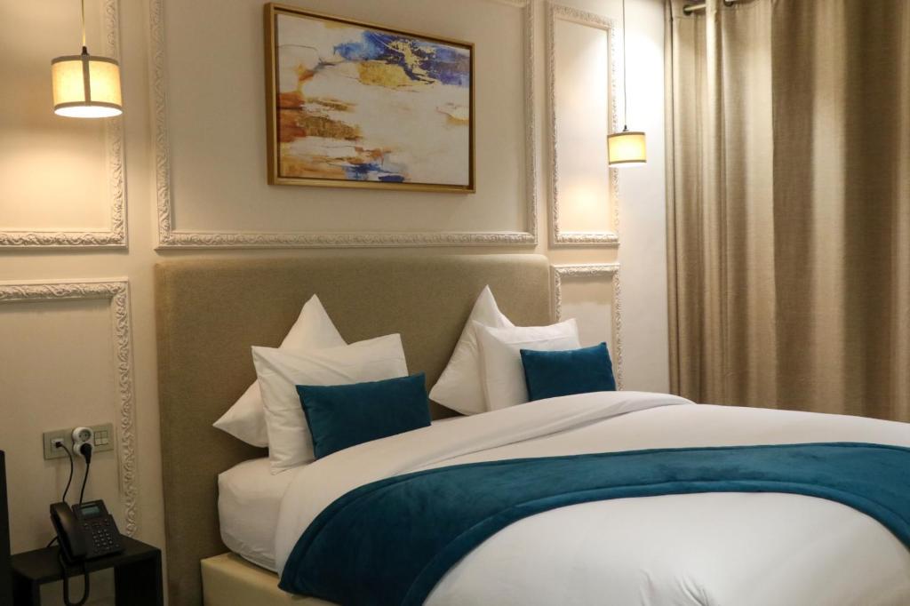 Una cama o camas en una habitación de Dakhla Boarding Hotel & Restaurant