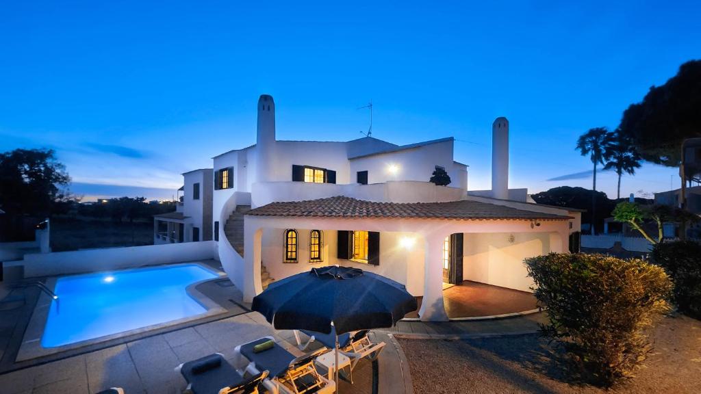 Bazén v ubytování Azinheira by Check-in Portugal nebo v jeho okolí