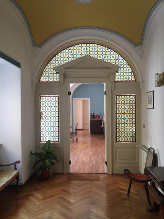 een lege kamer met een boog en een woonkamer bij Lo Studio di Joyce in Trieste