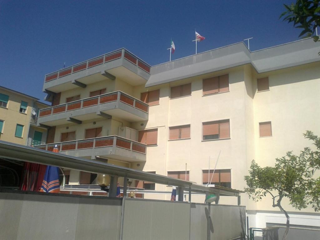 un edificio con dos banderas encima en Hotel Aurora, en Scauri