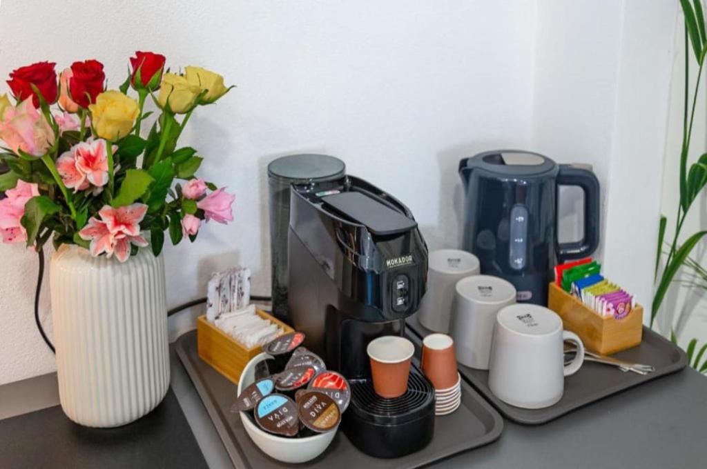 Příslušenství pro přípravu čaje a kávy v ubytování Torre del Pardo Guest House