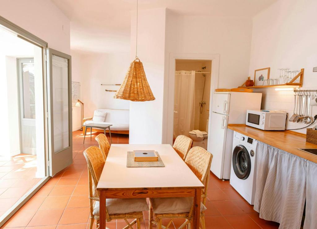 Kuchyň nebo kuchyňský kout v ubytování T4 · Beachside escape with unbeatable views