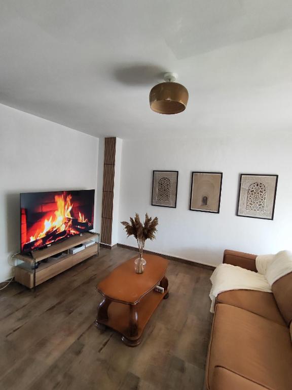 un salon avec un canapé et une cheminée dans l'établissement Avignon Grand 3 Chambres Parking Privé Gratuit, à Avignon