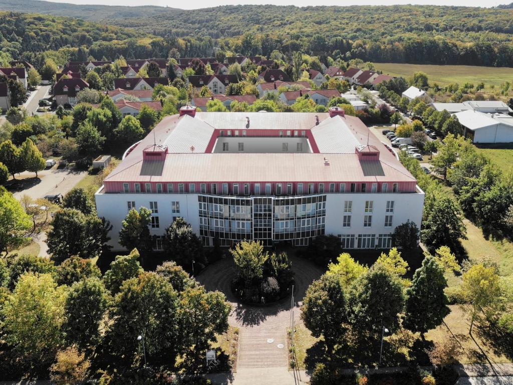una vista aerea di un edificio alberato di Congress Hotel Weimar by Mercure a Weimar