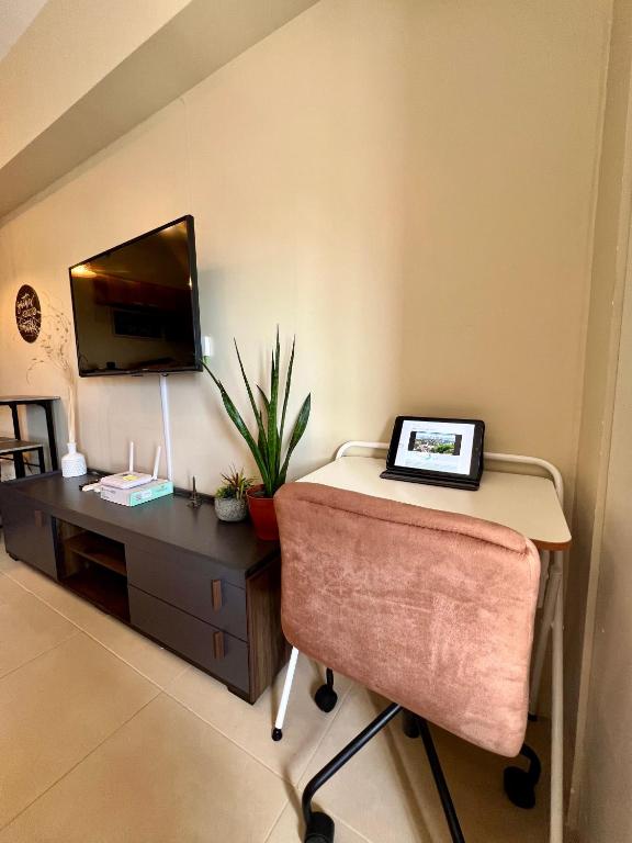 TV a/nebo společenská místnost v ubytování Cozy studio in Cebu IT Park