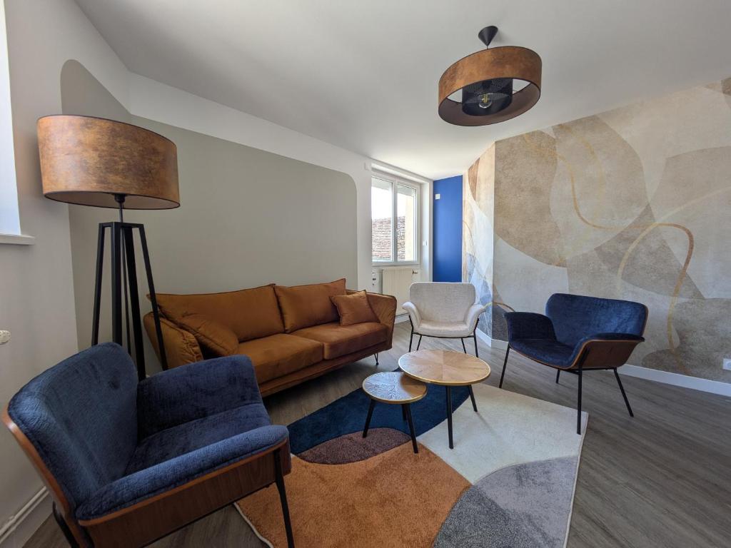 un salon avec un canapé et des chaises dans l'établissement Loire à vélo - Blois - proche bus et gare - 5 ch - 2sdb - 150m2, à La Chaussée-Saint-Victor