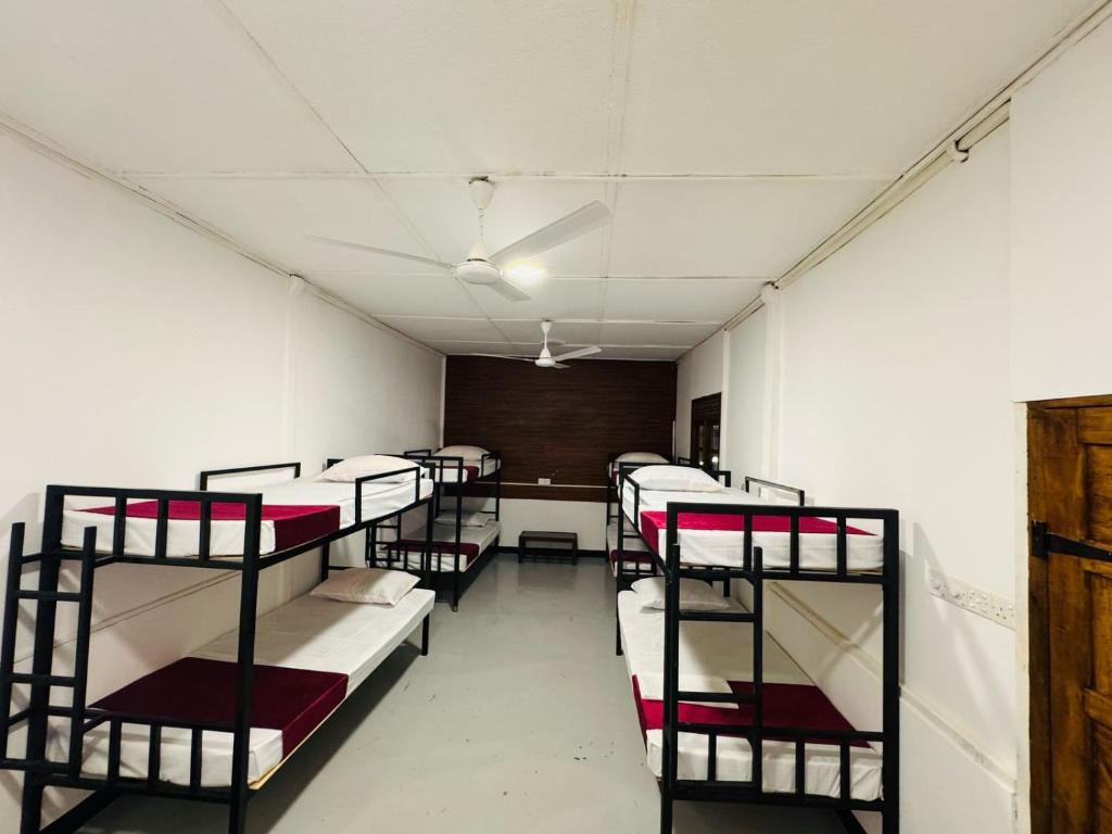 Postel nebo postele na pokoji v ubytování Trinco Chill Zone Hostel