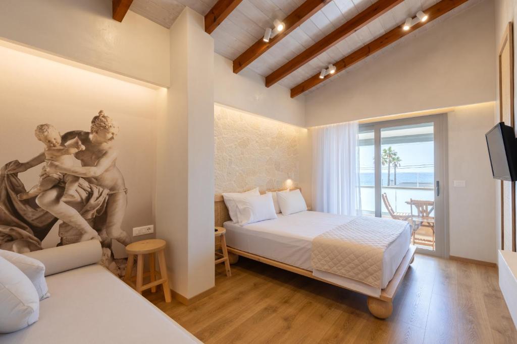 um quarto com uma cama e uma televisão num quarto em Dimitri Hotel em Himare