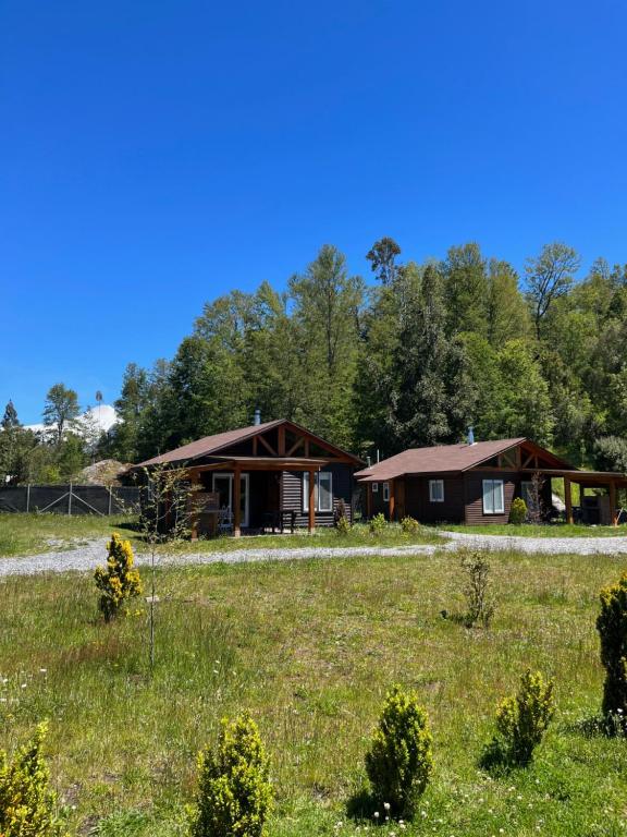 una casa en medio de un campo en Petruleufu, en Pucón