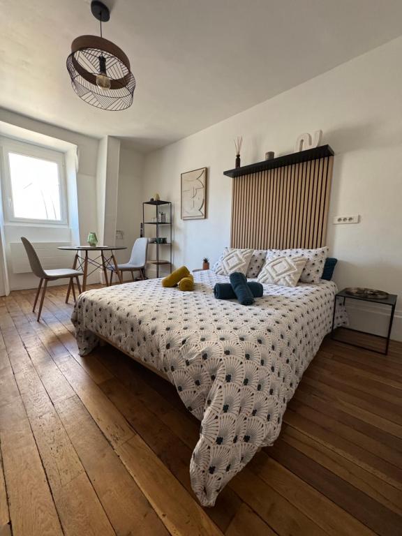 ブールジュにあるCharmant Appartement au Coeur de Bourges 24のテディベアのベッドがある寝室