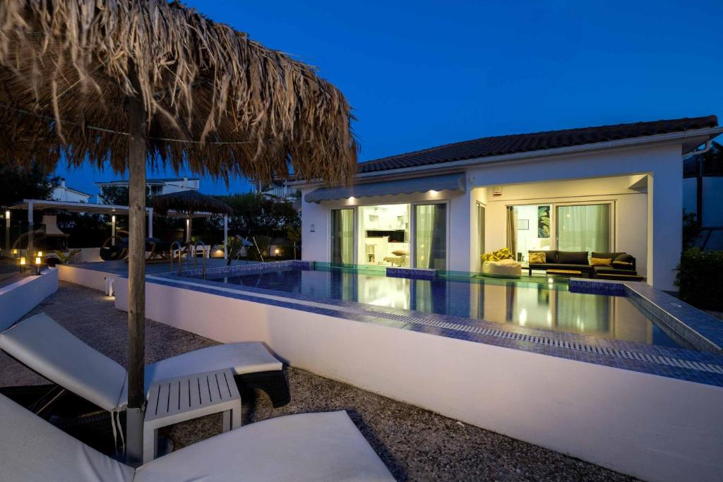 Bazén v ubytovaní Amare La Vita Villa by Solmar Villas alebo v jeho blízkosti