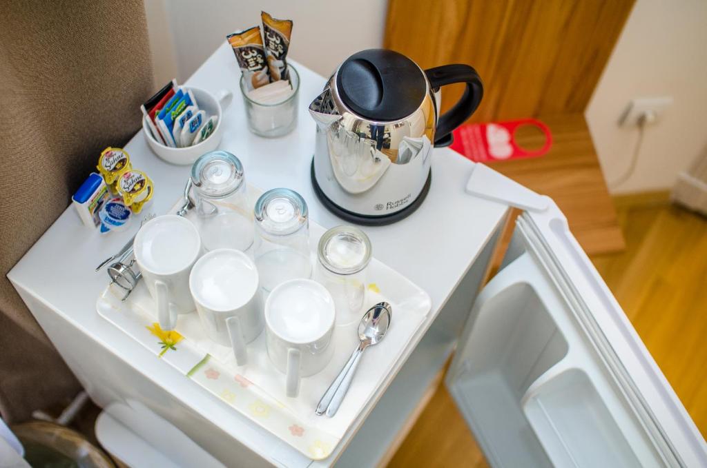 Příslušenství pro přípravu čaje a kávy v ubytování Anabelle Bed and Budapest
