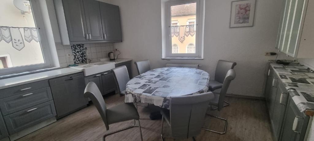 een keuken met een tafel en stoelen in een keuken bij Arzberger Monteurhaus in Arzberg