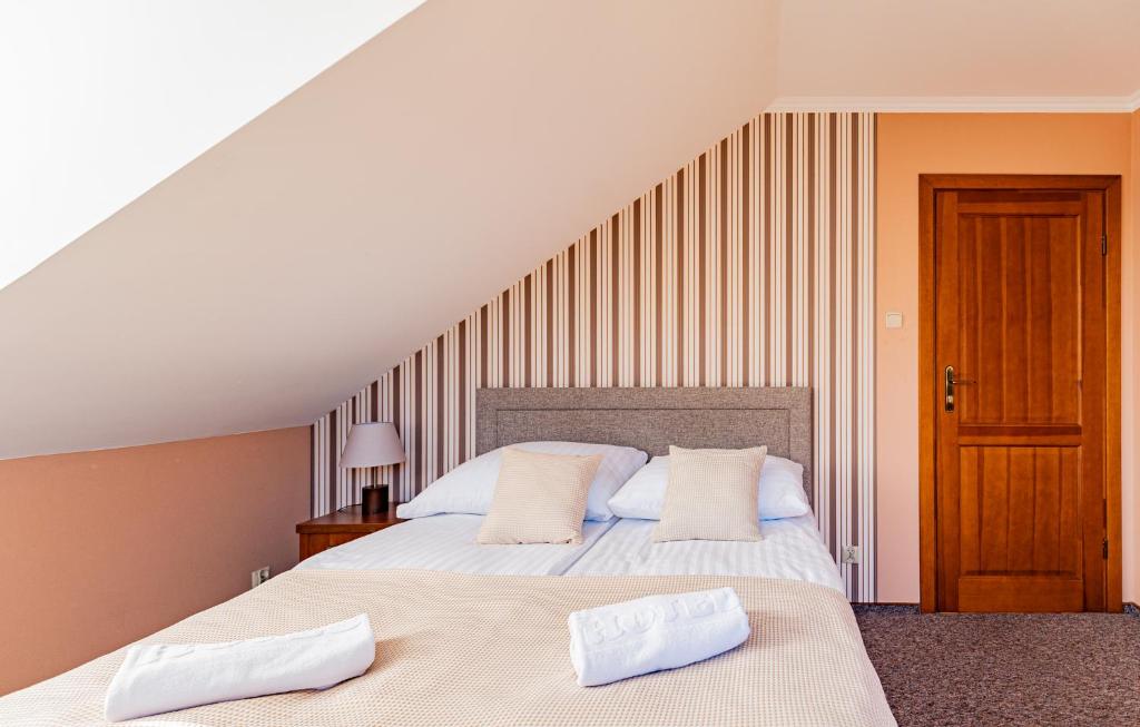 Postel nebo postele na pokoji v ubytování Zajazd Żuławy - Restauracja & Hotel