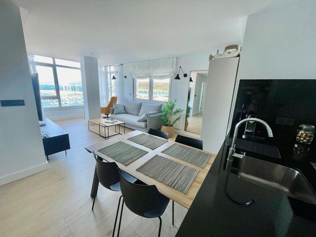ムシアにあるApartamento Malecón 47のキッチン、リビングルーム(テーブル、シンク付)