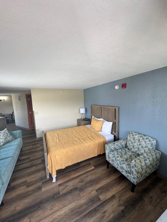 Кровать или кровати в номере Grand Smokies Resort Lodge Pigeon Forge