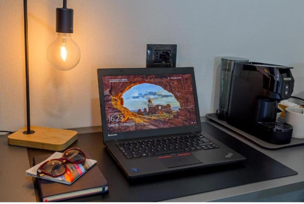 Příslušenství pro přípravu čaje a kávy v ubytování Torre del Pardo Guest House