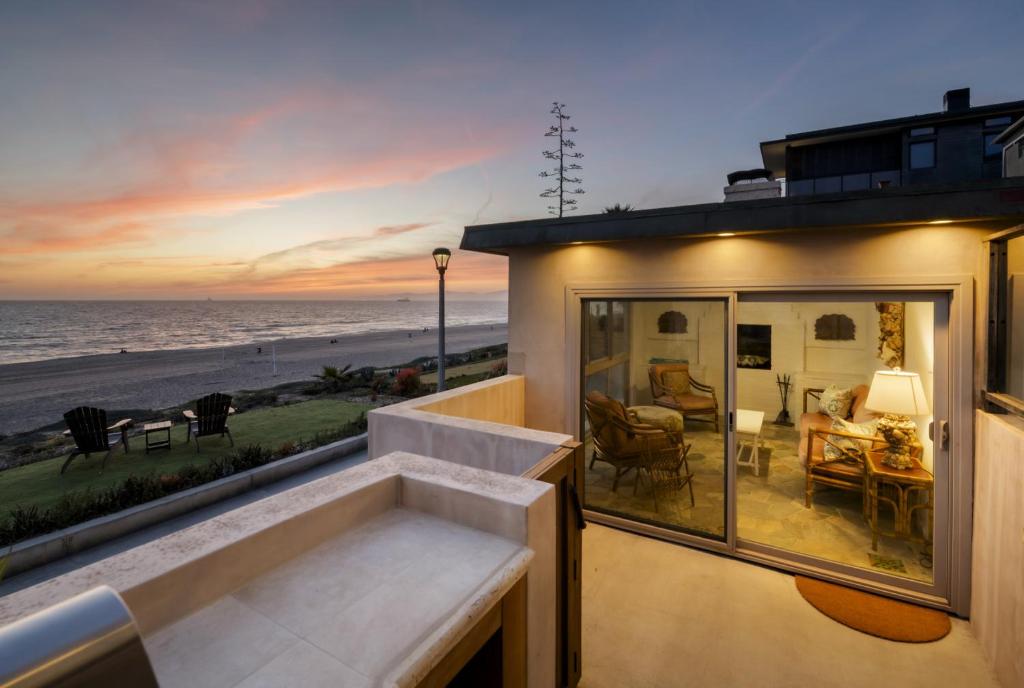 una casa con balcón con vista al mar en New The Triton Manhattan Beachfront Escape, en Manhattan Beach
