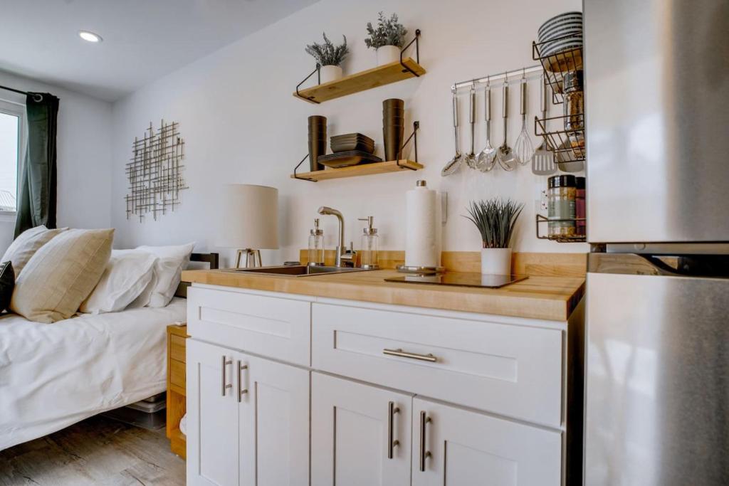 Η κουζίνα ή μικρή κουζίνα στο Luxury Tiny Container Home 2mi to Beach Private