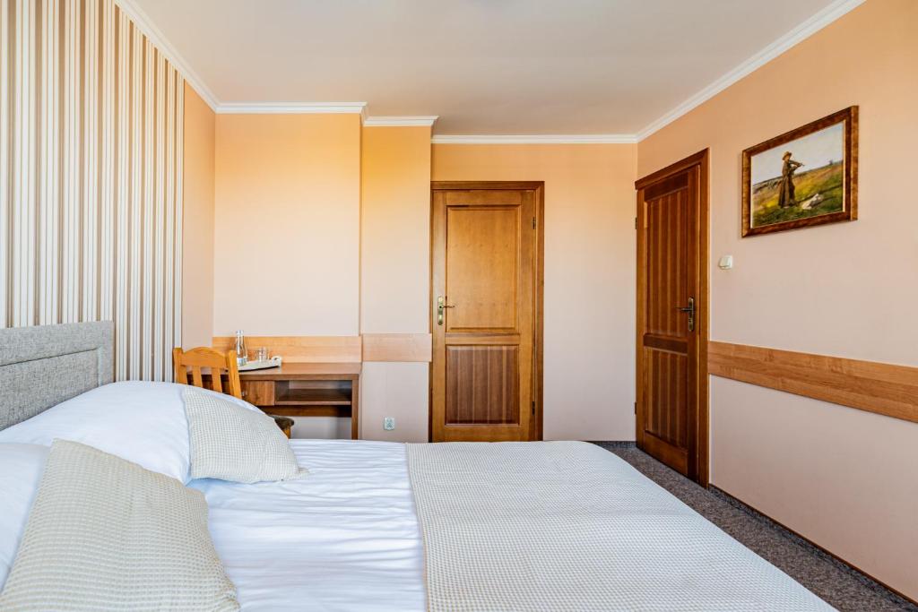Postel nebo postele na pokoji v ubytování Zajazd Żuławy - Restauracja & Hotel