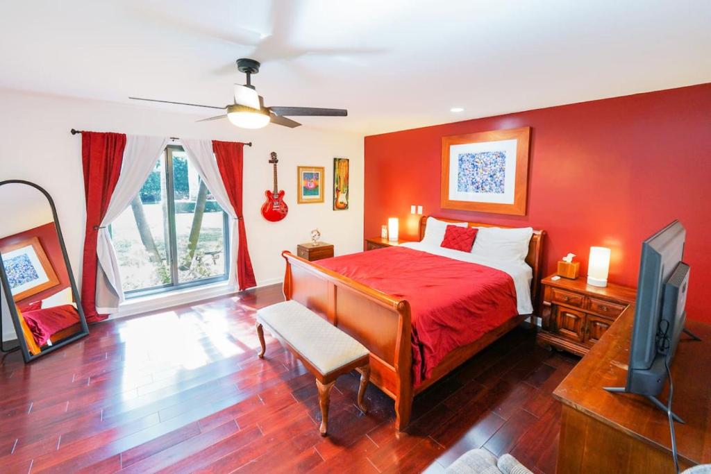 Φωτογραφία από το άλμπουμ του Upgraded Lux Retreat in Coconut Creek with Pool and Hot Tub σε Coconut Creek