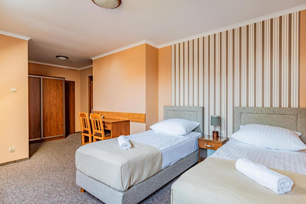 Postel nebo postele na pokoji v ubytování Zajazd Żuławy - Restauracja & Hotel