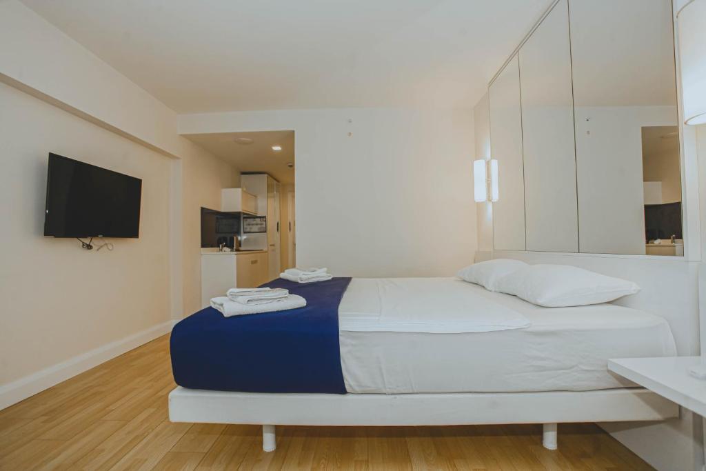 Ένα ή περισσότερα κρεβάτια σε δωμάτιο στο PANORAMA Suites - City Center Sea View