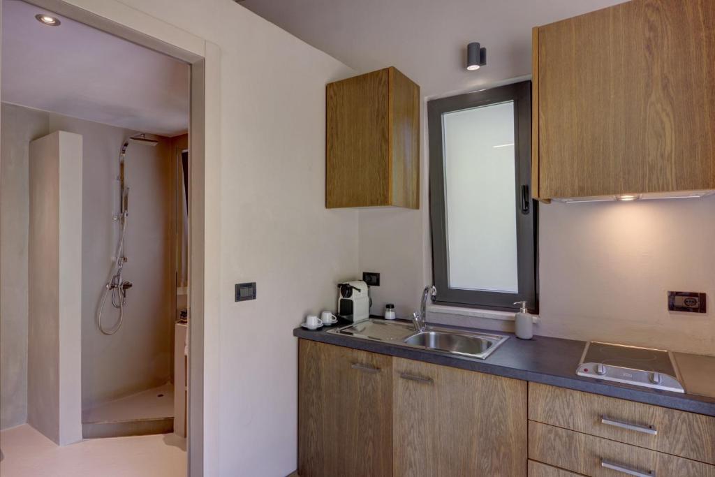 Kuchyň nebo kuchyňský kout v ubytování Paxoi Resort - Adult-Only