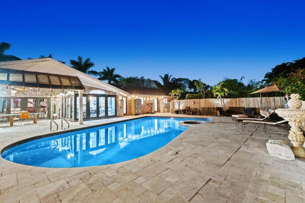 Πισίνα στο ή κοντά στο The Creek Resort - Revamped Chic 4BR Haven with Massive Pool, Hot Tub, and Outdoor Space