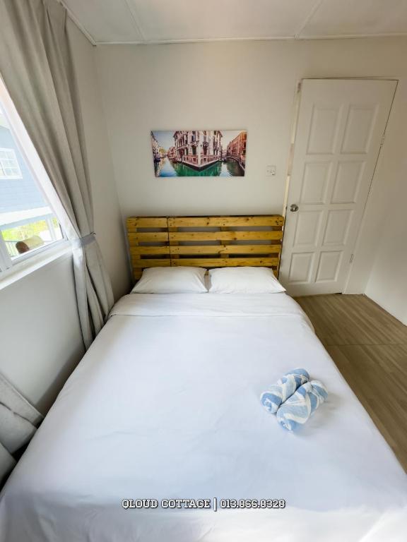 Postel nebo postele na pokoji v ubytování Qloud Cottage
