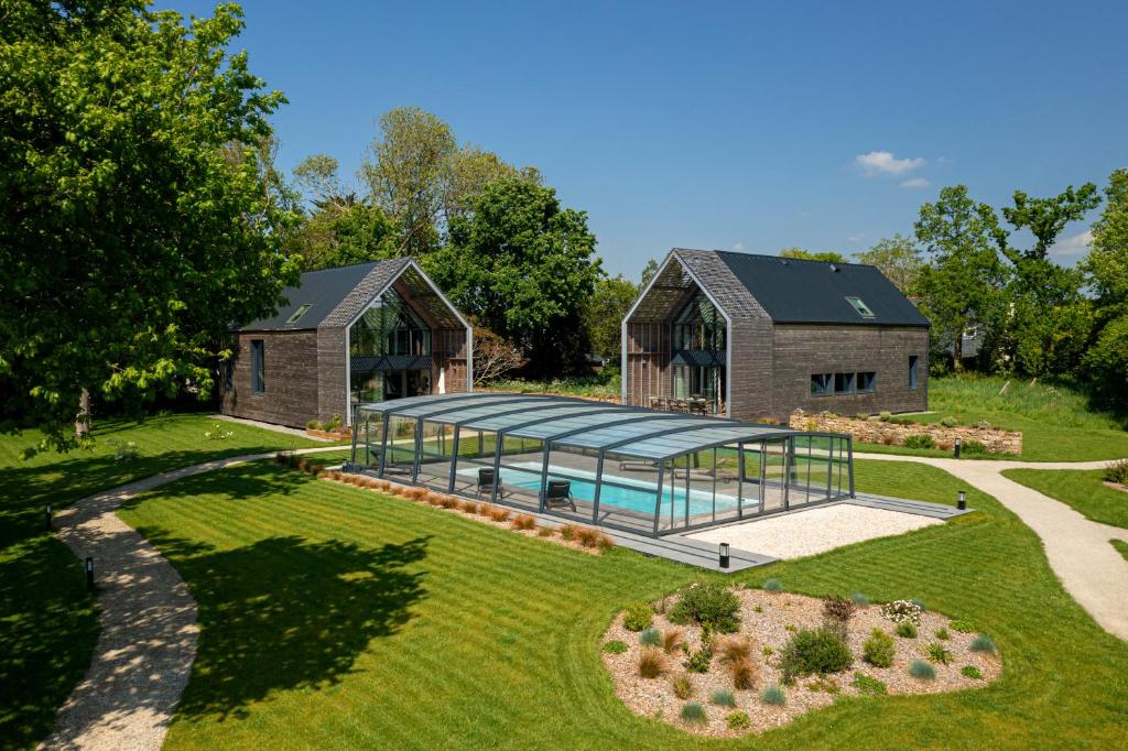 een luchtfoto van een huis met een glazen huis bij Villas Goarem Louzet in Tréméoc