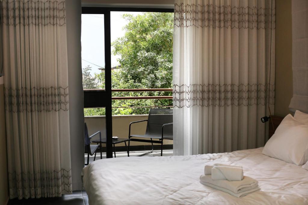 Postel nebo postele na pokoji v ubytování Domus Carmel Hotel