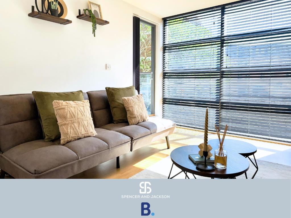 Posezení v ubytování 1 Bedroom City Centre Apartment Near The University and Bodleian Library - By Spencer and Jackson Short Lets & Serviced Accommodation Oxford