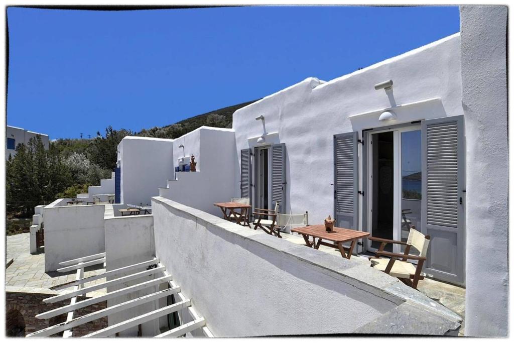 Balkón nebo terasa v ubytování Theasis Sifnos Apartments