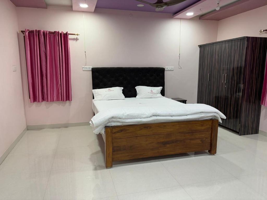 Una cama o camas en una habitación de Nisarga