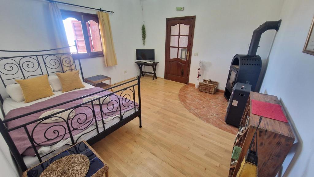 Postel nebo postele na pokoji v ubytování Mountain Hostel&House Finca La Isa by Rose