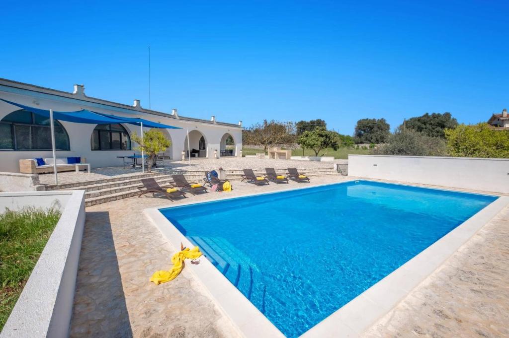 une piscine dans l'arrière-cour d'une maison dans l'établissement Villa Azzurrato by Villa Plus, à Ceglie Messapica