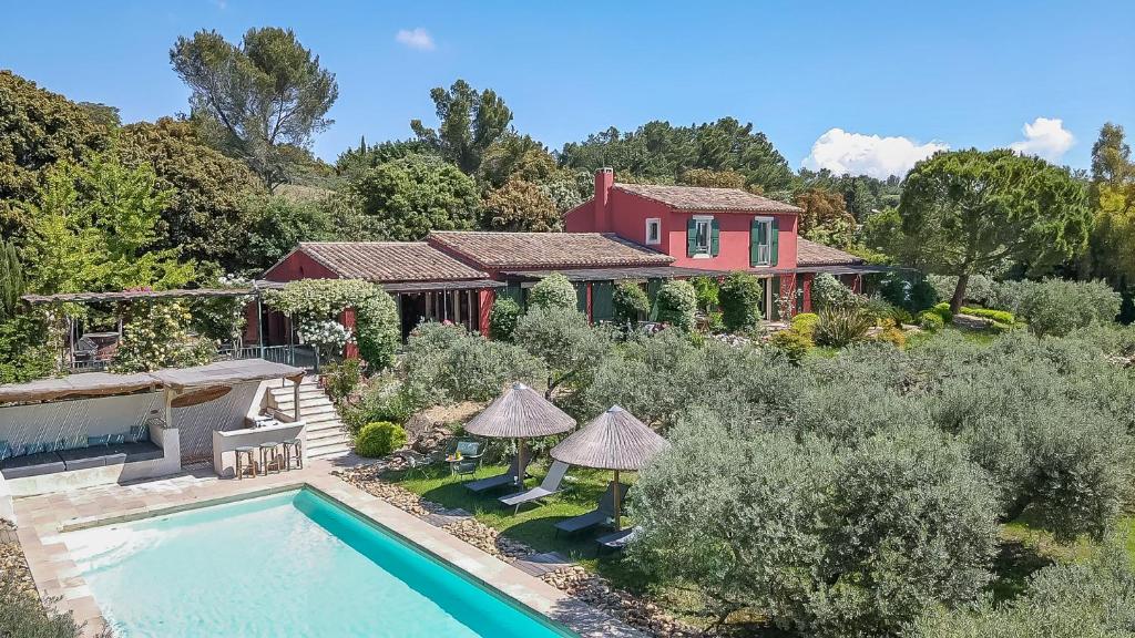 une vue aérienne d'une maison avec piscine dans l'établissement Le Mas Elaïa, votre havre familial avec piscine privée, à Eyragues