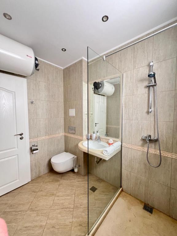 Ένα μπάνιο στο La Mer Residence Deluxe Apartmens