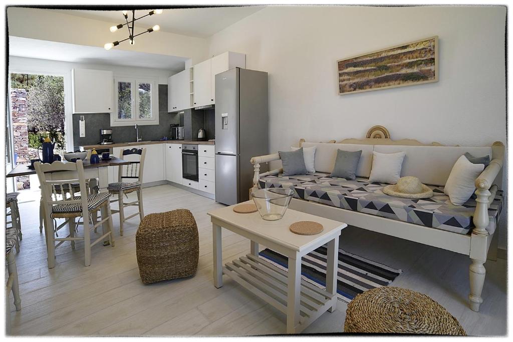 Kuchyň nebo kuchyňský kout v ubytování Theasis Sifnos Apartments