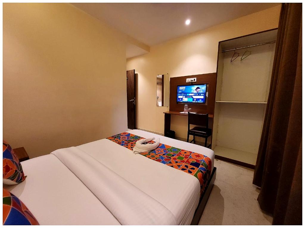 Postel nebo postele na pokoji v ubytování PREMIUM HOTEL S D Near Railwary Station Maa Mansa Devi Temple - Fully Air conditioned Room - Lift And Parking Available -Best Hotel In Haridwar