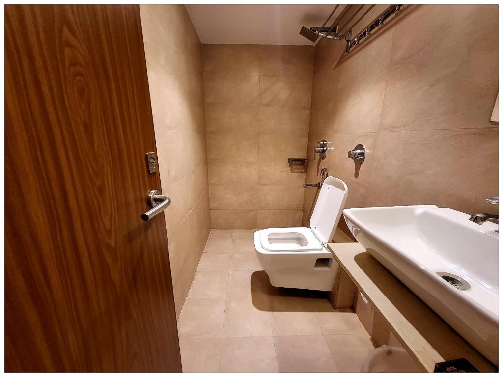 Koupelna v ubytování PREMIUM HOTEL S D Near Railwary Station Maa Mansa Devi Temple - Fully Air conditioned Room - Lift And Parking Available -Best Hotel In Haridwar